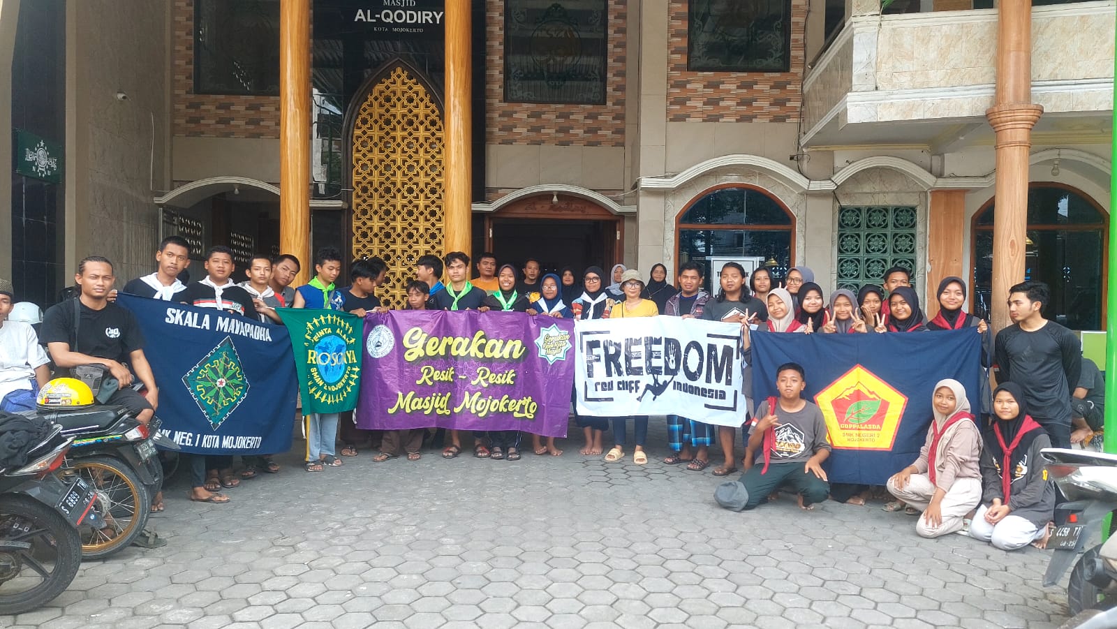 Gerakan Resik Resik Masjid Mojokerto melakukan giat bersih bersih masjid di Masjid Al Qodiry - Pasar Tanjung